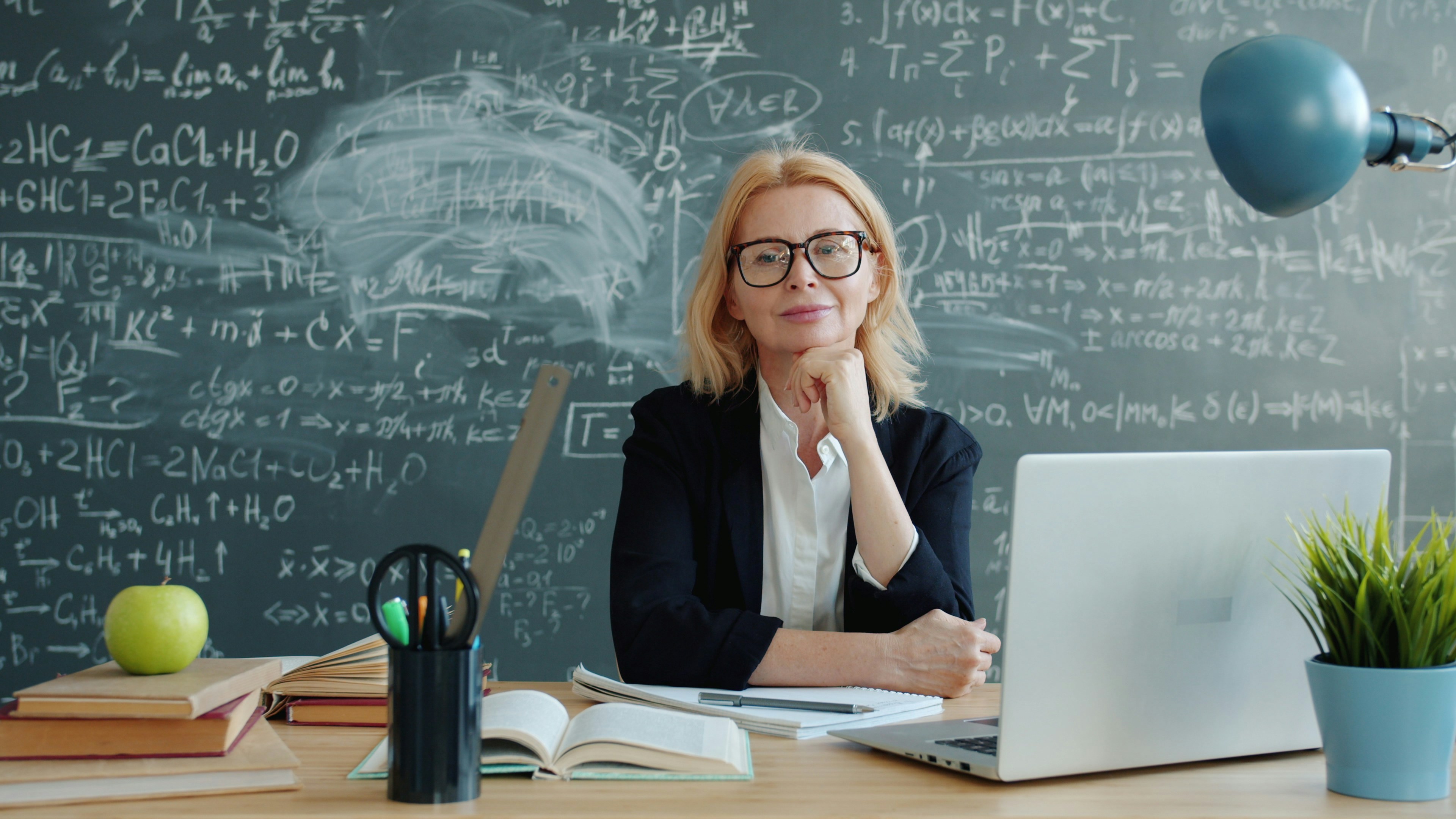 Profesoară discutând cu un membru SLIPC