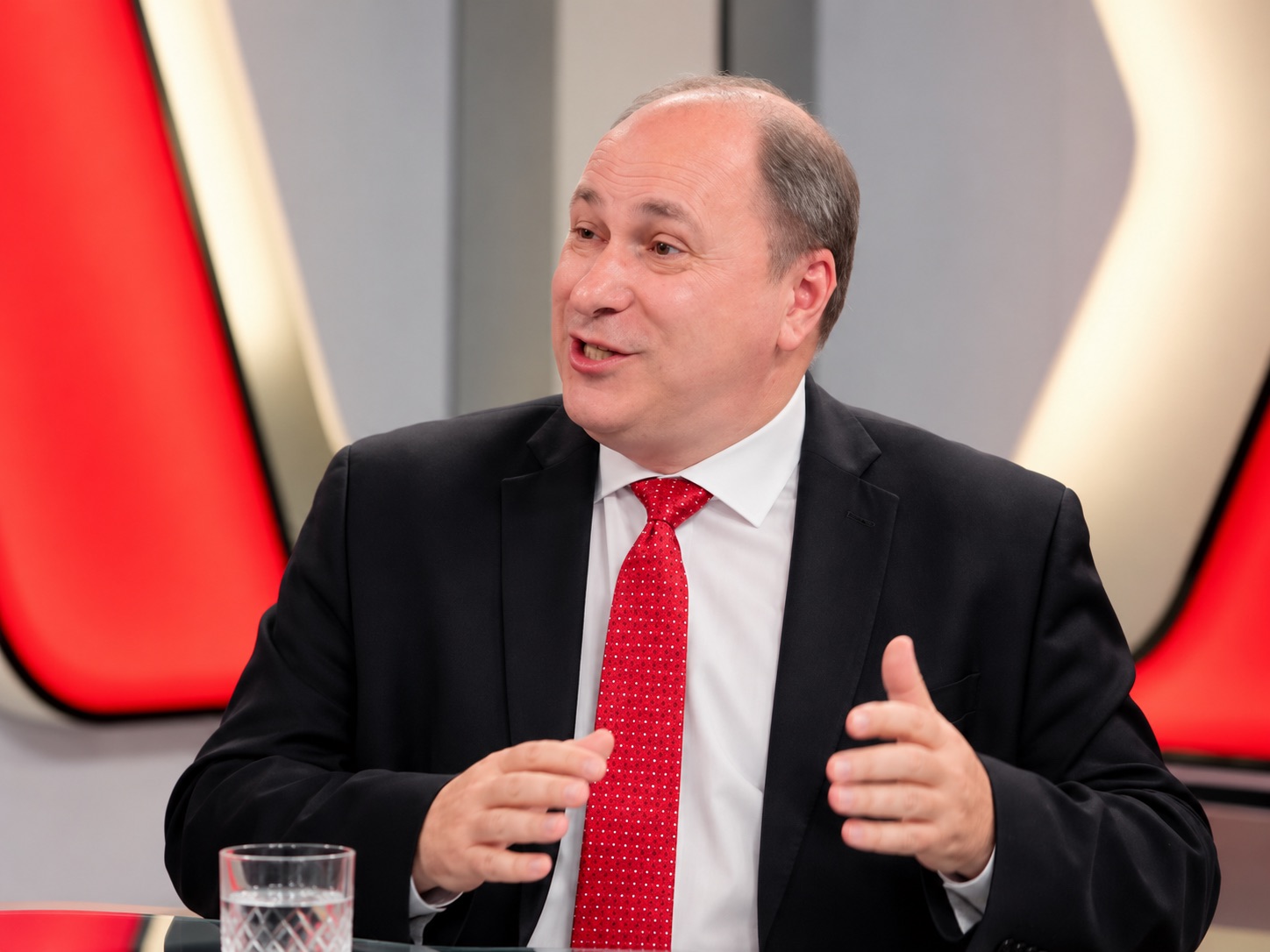 Ministrul educației, Mihai Dimian, declară că nu poate garanta corectitudinea concursului de directori 2026 și povestește cum, în comisiile din care a făcut parte la concursul trecut, alți evaluatori dădeau note identice între ei, diferite de a lui, ca să pice un candidat / Oficialul nu precizează dacă a sesizat cuiva neregulile