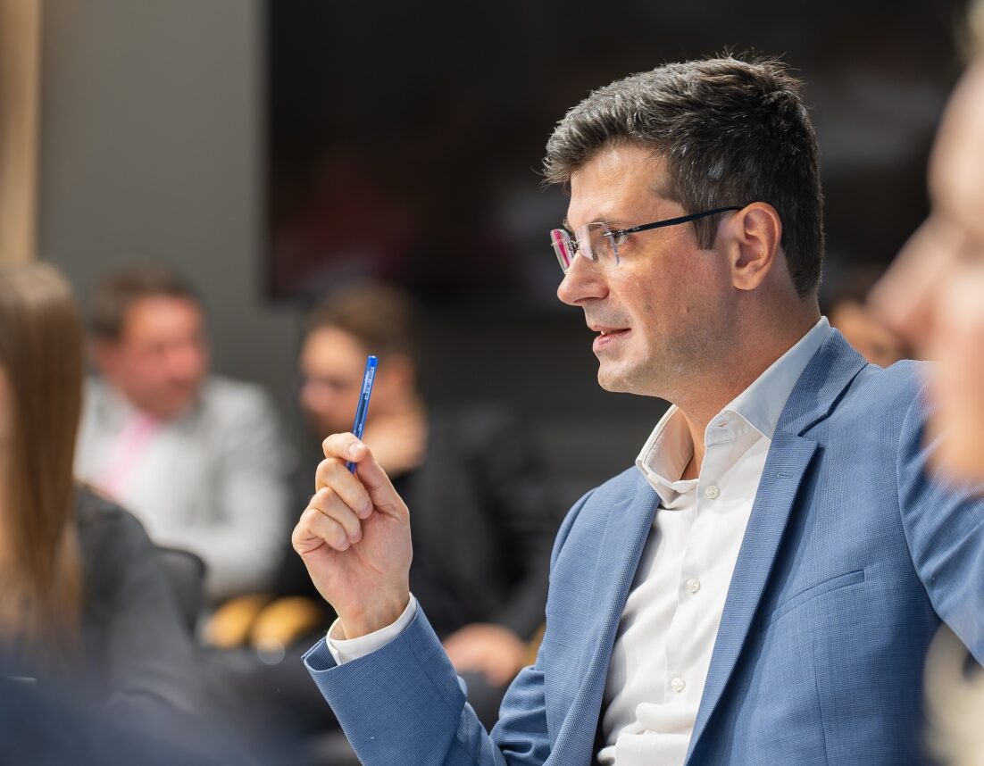 Concursul de directori 2026, sabotat de sus: inspectori numiți fără concurs puși să fie arbitri din pix, teste pe care nu le-a văzut nimeni și un ministru care le spune candidaților să se pregătească de procese, că el nu garantează corectitudinea