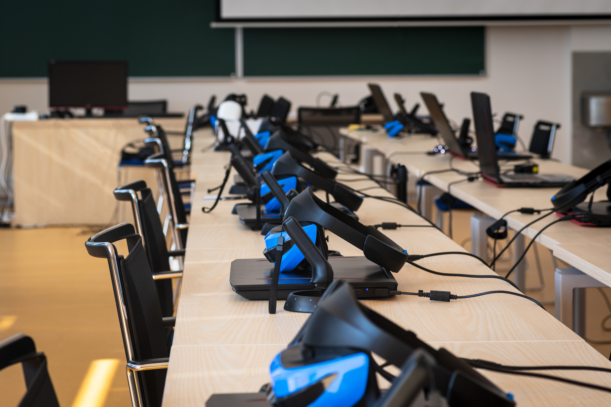 Laboratoarele Smart-Lab din școli, dotate prin PNRR, pot fi folosite și după cursurile din orar, inclusiv pentru ateliere ținute de furnizori privați, potrivit Ministerului Investițiilor și Proiectelor Europene: Suma plătită de părinți poate acoperi serviciul educațional, nu utilizarea echipamentelor / Ghid pentru directorii de școli