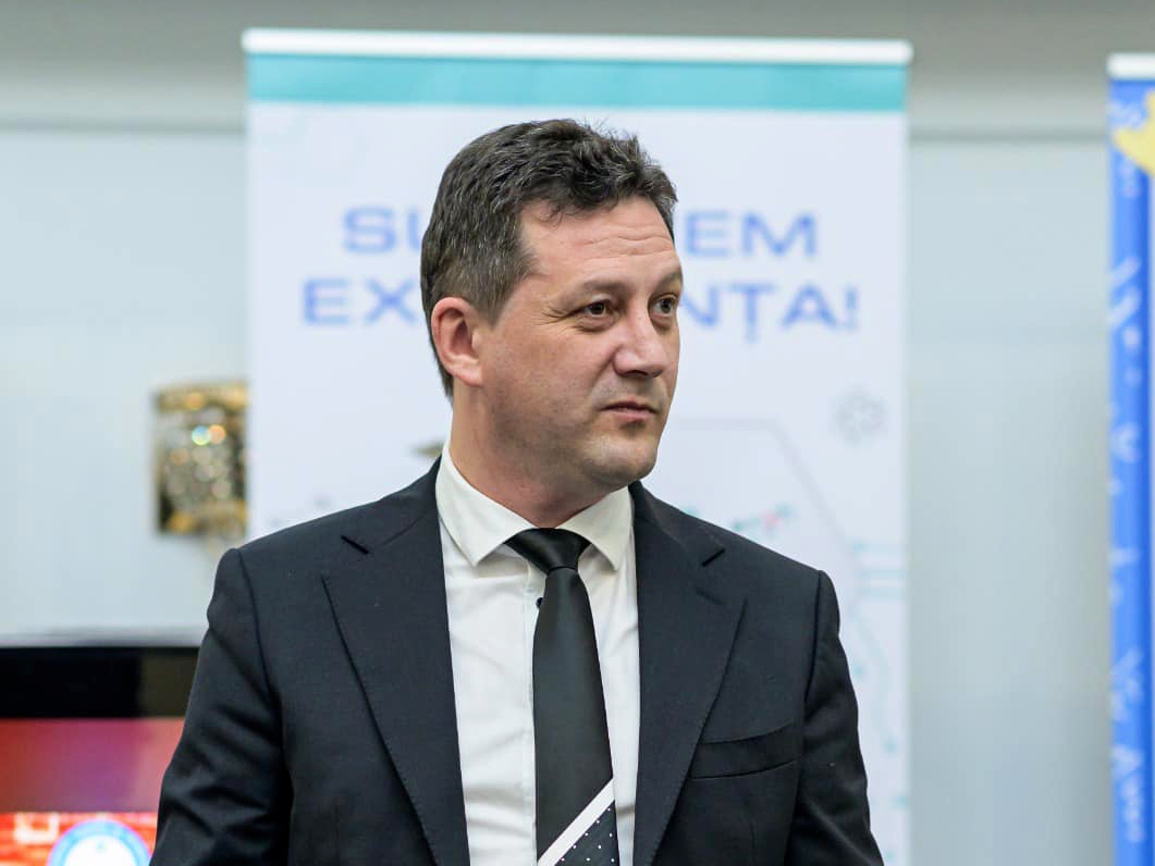 Anul acesta nu mai avem cadre didactice necalificate în județul Botoșani, spune inspectorul general, Bogdan Suruciuc / În mediul rural sunt profesori care au ore puține și li se completează cu alte materii: educație fizică cu desen sau biologie cu fizică