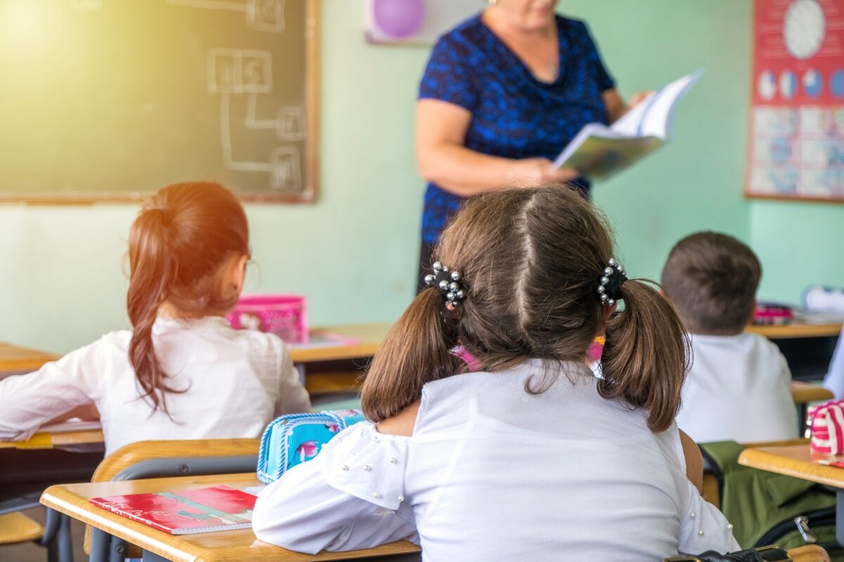 DOCUMENT Aproape 4.800 de norme din școli au fost ocupate anul trecut școlar de personal fără studii corespunzătoare: situația pe discipline / Peste 3.100 de profesori pensionari predau în școli
