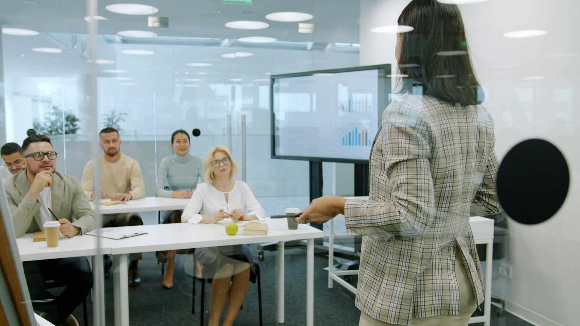 Profesorii, indiferent de specializare și ciclu școlar, dacă învață să folosească eficient instrumentele cu inteligență artificială, petrec mai puțin timp pentru sarcinile repetitive și câștigă mai mult timp pentru elevi / Înscrieri deschise la cursul AI pentru profesori acreditat de Ministerul Educației